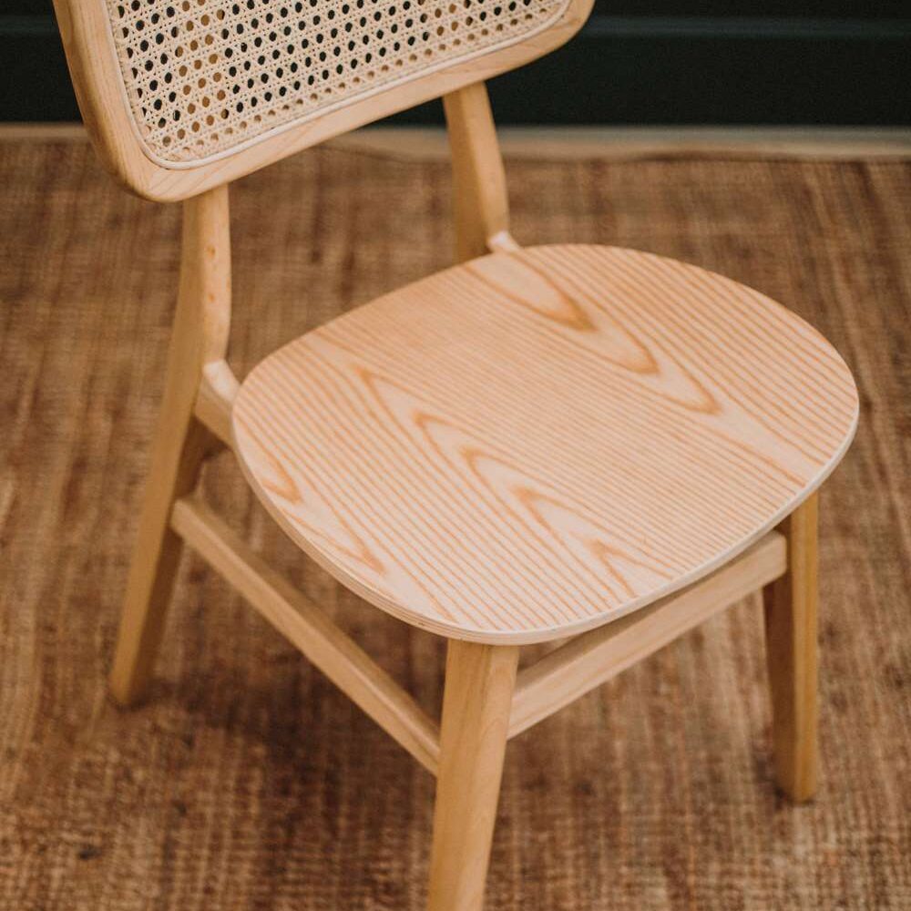misterwils-chaise-style-vintage-bistro-bois-fresne-grille-rotin-natalie-natural-6 CHAISE EN BOIS NATALIE style Vintage Bistrot | Trouvez-la chez MisterWils. Plus de 4000m² d'exposition. 3