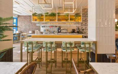 5 bonnes idées pour meubler un restaurant avec des tables hautes