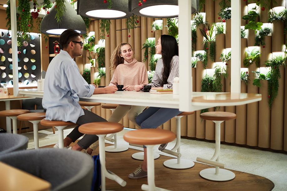 5 bonnes idées pour meubler un restaurant avec des tables hautes