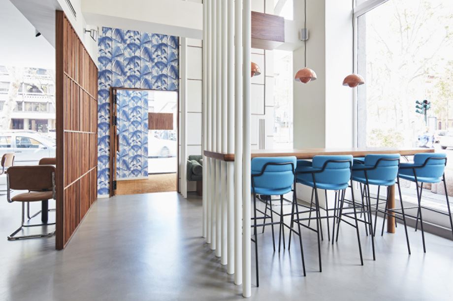 5 bonnes idées pour meubler un restaurant avec des tables hautes