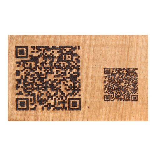 Gravure QR au laser sur bois par un système contrôlé par ordinateur.Personnalisez n'importe quel modèle parmi nos plateau en bois
