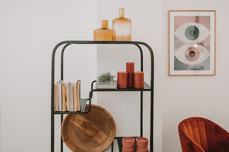 La tendance des open shelving nous incite à nous séparer des grands meubles encombrants et à les remplacer par des étagères ouvertes.