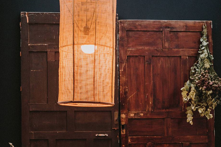 L’alliance parfaite entre le bois et les lampes en rotin