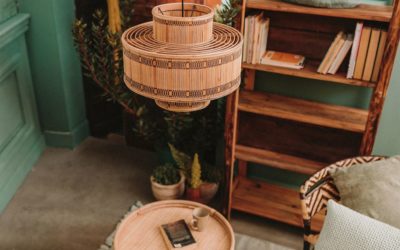 L’alliance parfaite entre le bois et les lampes en rotin