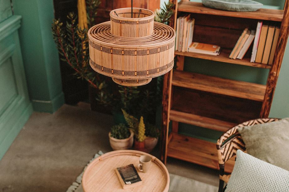 Les lampes en rotin sont tendance et s'adaptent avec n'importe quel style. Voici comment les associez avec des meubles en bois à la mode.
