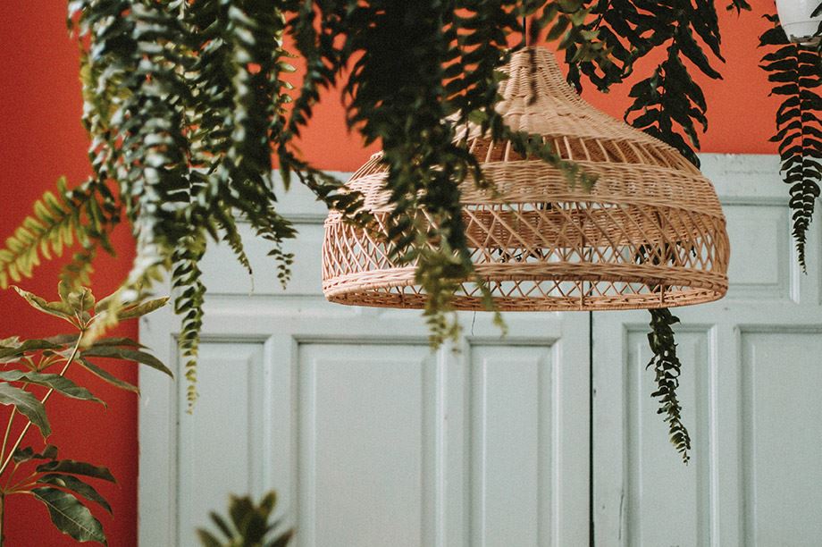 L’alliance parfaite entre le bois et les lampes en rotin