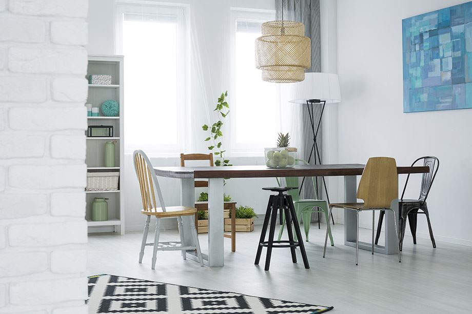 L’alliance parfaite entre le bois et les lampes en rotin