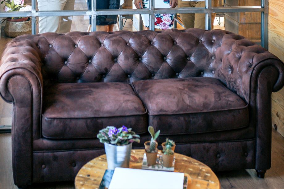 Le canapé capitonné Chester toujours à la mode