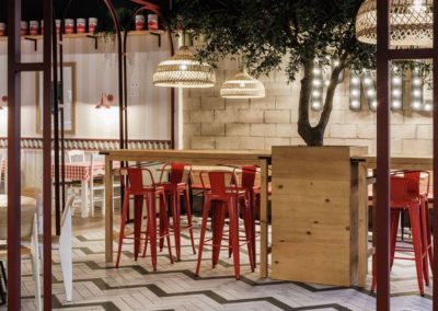 La chaîne Pomodoro, par Pablo Baruc | MisterWils plus de 4000m² d'exposition. Buffets, étagères, luminaires, tables, chaises, canapés...