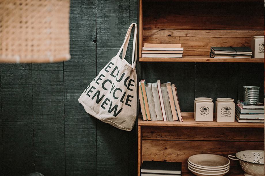 Il existe de multiples options pour décorer les recoins de notre salon. Vous pouvez miser sur des éléments de rangement comme des commodes...