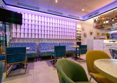 Cet espace inspiré du luxueux style Art Déco, ouvre ses portes pour inonder le cœur du quartier de Los Remedios de sensations.