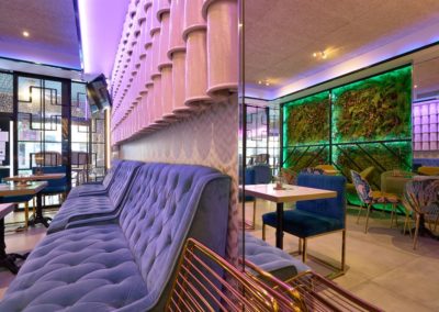 Cet espace inspiré du luxueux style Art Déco, ouvre ses portes pour inonder le cœur du quartier de Los Remedios de sensations.