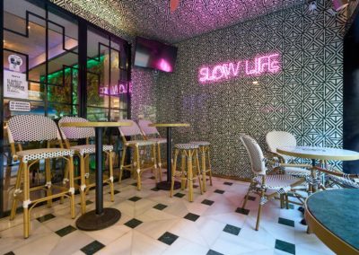 Cet espace inspiré du luxueux style Art Déco, ouvre ses portes pour inonder le cœur du quartier de Los Remedios de sensations.