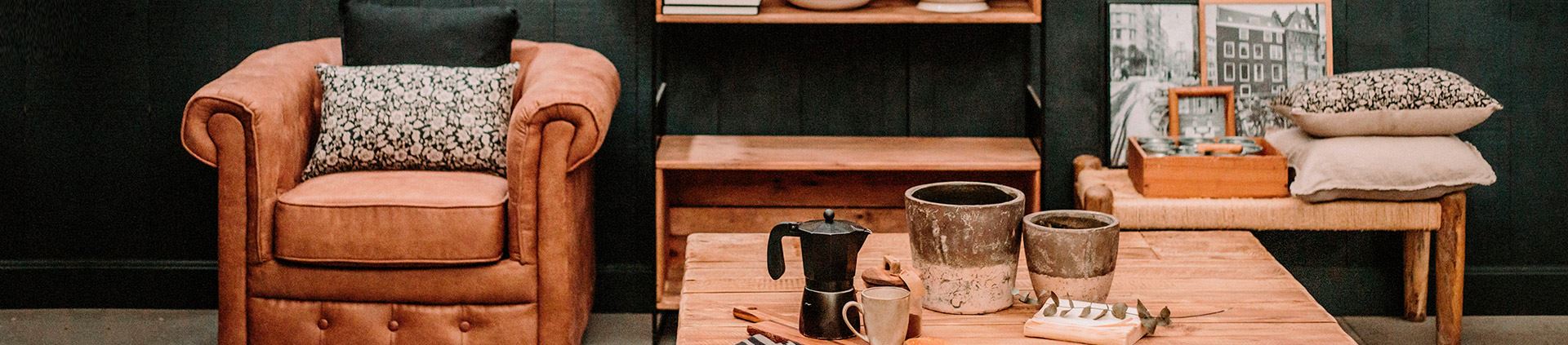 Buffets, étagères, luminaires, tables, chaises, canapés, tabourets... MisterWils. Plus de 4000m² d'exposition. 423