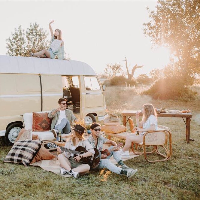 misterwils-session-photo-ambiance-imperial-cube-clement-ingo-loveseat TABLE PLIANTE EN BOIS IMPERIAL style industriel | Trouvez-la chez MisterWils. Plus de 4000m² d'exposition. Shooting Photo 2