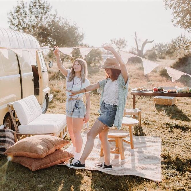 misterwils-session-photo-ambiance-loveseat-ingo-imperial TABLE PLIANTE EN BOIS IMPERIAL style industriel | Trouvez-la chez MisterWils. Plus de 4000m² d'exposition. Shooting Photo 3