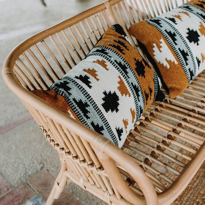 misterwils-session-photo-ambiance-megan-4 MEGAN Banquette de 2 places style tropical, fabriqué en bambou naturel | Trouvez-le chez Mister Wils. Plus de 4000m² d'exposition. Buffets, étagères, luminaires, tables, chaises, canapés et banquettes, tabourets, ventilateurs, plantes artificielles...