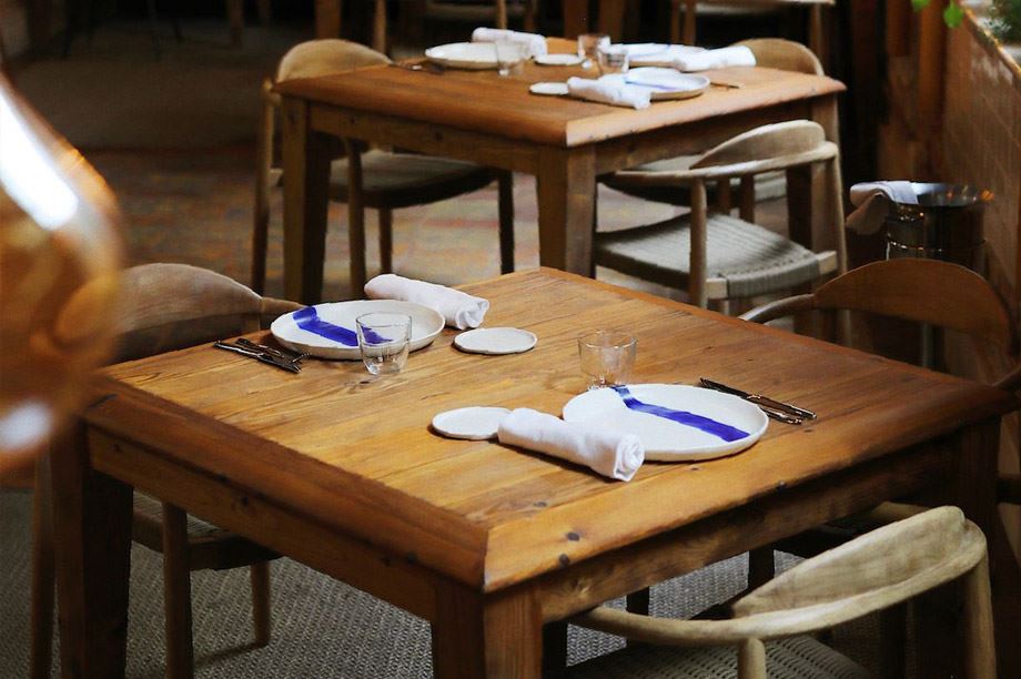 2. Mesa de restaurante sencilla y con pátina