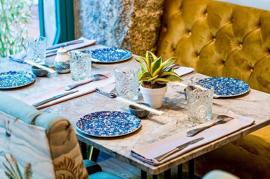 Cette saison, les nouveautés en matière de tables de restaurant va de la simplicité et la chaleur du bois, à la sobriété et le luxe du marbre.2