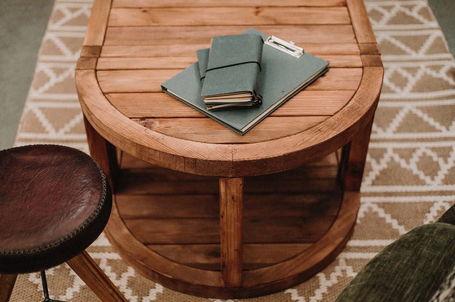 Les meubles en bois recyclé sont pleins de caractère et de personnalité grâce aux marques et aux irrégularités de leur surface.