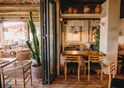 Amarola est le nouveau concept gastronomique créé par le chef Alejandro Alcántara dans une ambiance parfaite en bord de mer.11