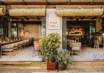 Amarola est le nouveau concept gastronomique créé par le chef Alejandro Alcántara dans une ambiance parfaite en bord de mer.12