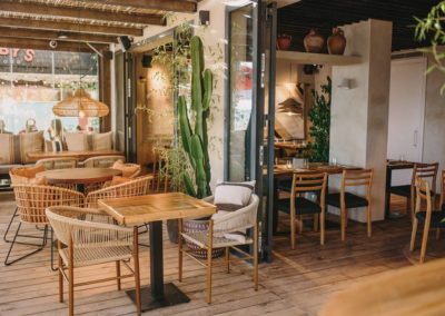 Amarola est le nouveau concept gastronomique créé par le chef Alejandro Alcántara dans une ambiance parfaite en bord de mer.15