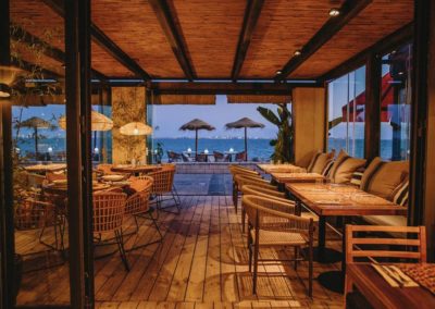 Amarola est le nouveau concept gastronomique créé par le chef Alejandro Alcántara dans une ambiance parfaite en bord de mer.2