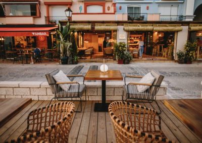 Amarola est le nouveau concept gastronomique créé par le chef Alejandro Alcántara dans une ambiance parfaite en bord de mer.6