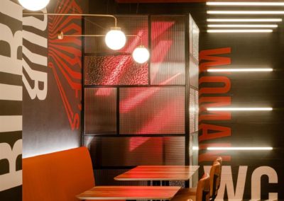 Le restaurant Frankie's Burger Bar a ouvert ses portes dans le centre de Valence | MisterWils. Plus de 4000m² d'exposition...3