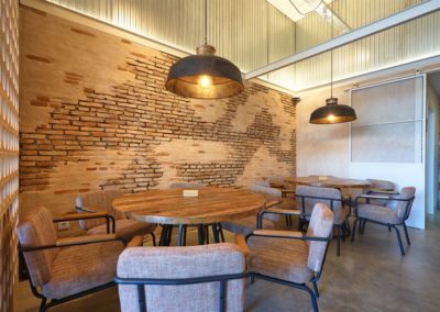 MAMAINA, un nouveau bar de tapas décoré par MisterWils | Plus de 4000m² d'exposition. Buffets, étagères, luminaires, tables 9