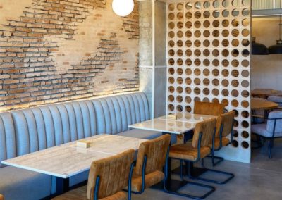 MAMAINA, un nouveau bar de tapas décoré par MisterWils | Plus de 4000m² d'exposition. Buffets, étagères, luminaires, tables 12