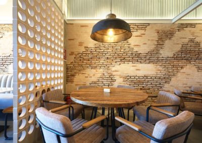 MAMAINA, un nouveau bar de tapas décoré par MisterWils | Plus de 4000m² d'exposition. Buffets, étagères, luminaires, tables 4