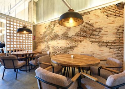 MAMAINA, un nouveau bar de tapas décoré par MisterWils | Plus de 4000m² d'exposition. Buffets, étagères, luminaires, tables 5