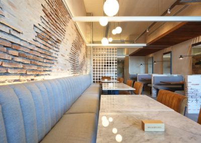 MAMAINA, un nouveau bar de tapas décoré par MisterWils | Plus de 4000m² d'exposition. Buffets, étagères, luminaires, tables 8