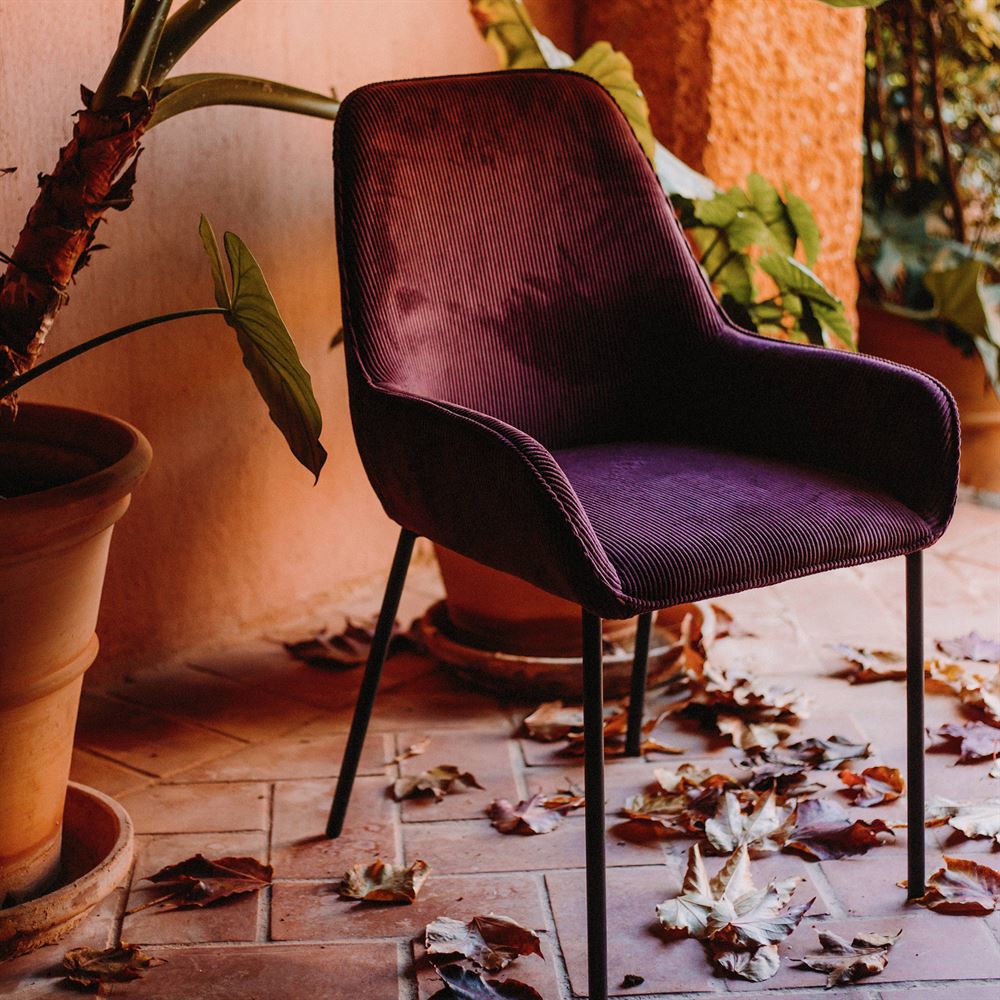 misterwils-chaise-abisi-berenjena CHAISE TAPISSÉE ABISI de style Mid Century | Trouvez-la chez MisterWils. Plus de 4000m² d'exposition. 10