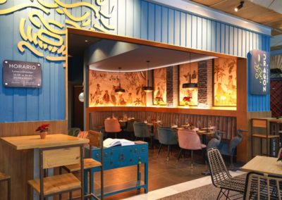 La chaîne DRAGON KITCHEN ouvre un nouvel établissement décoré par Suraña Arquitectos. 11