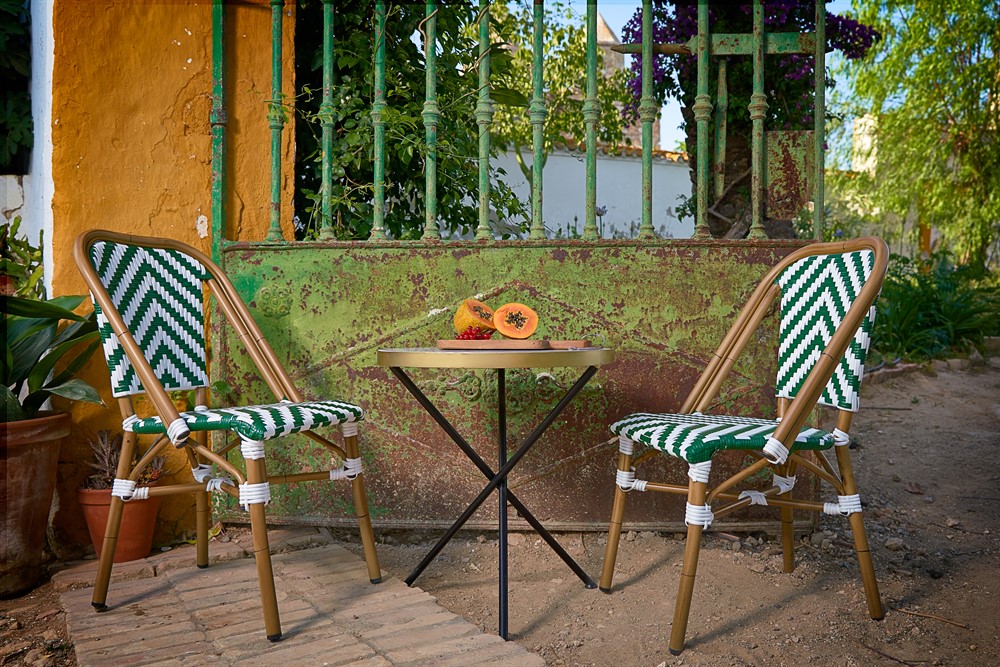 Depuis le 19ème siècle, les chaises empilables sont les stars du style Bistrot, chic, intimiste et élégant. Aujourd'hui, elles sont toujours le pari idéal pour décorer les intérieurs et les extérieurs des restaurants.2