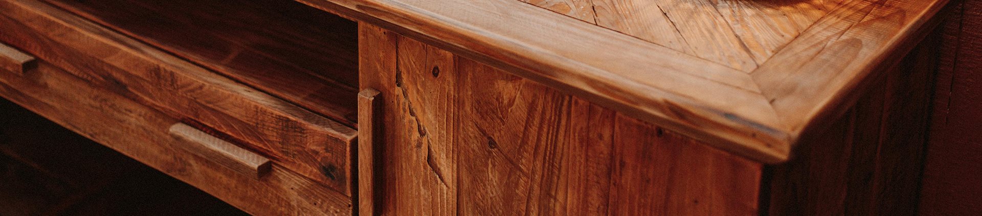 Buffets, étagères, luminaires, tables, chaises, canapés, tabourets... MisterWils. Plus de 4000m² d'exposition. 303