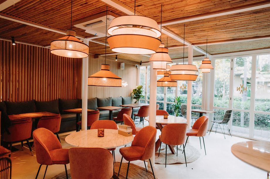 Les dernières chaises tapissées tendances pour décorer un restaurant