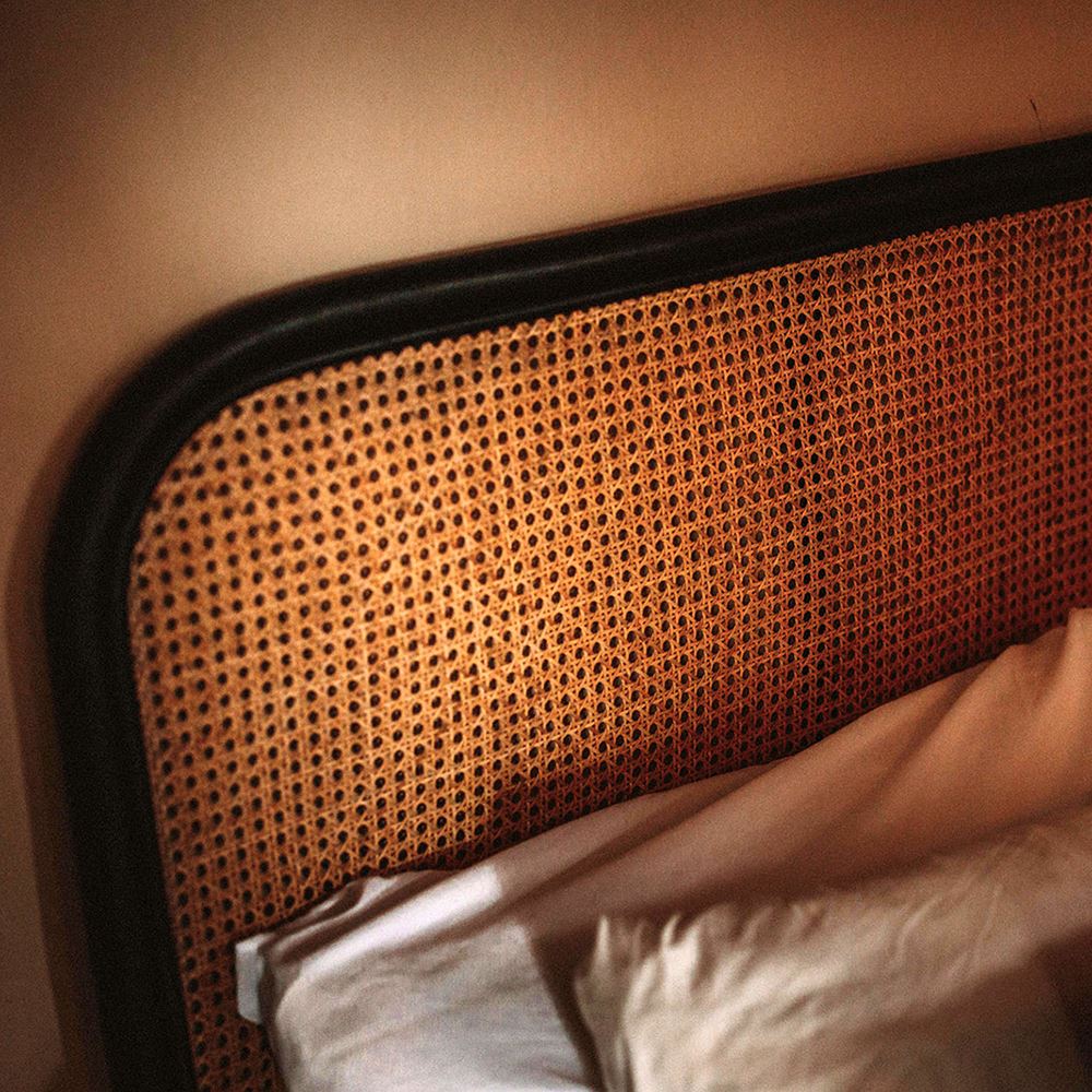 misterwils-session-nomad-1 NOMAD NATURAL Tête de lit de style Japandi fabriquée en bambou et fibres de rotin naturel | Trouvez-la chez MisterWils. 6