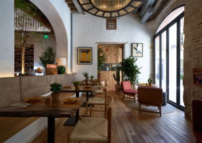 Perro Viejo à Malaga, un endroit privilégié et une carte exquise | MisterWils, furniture for free souls. 2