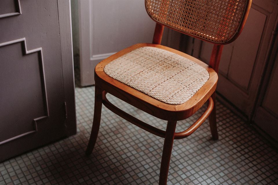 Les meubles en cannage et les chaises en résille se glissent dans tous les intérieurs. Profitez de la durabilité apportée par leurs fibres végétales. 1