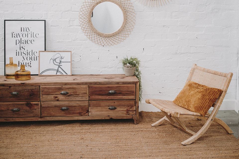 Utilisation de bois recyclé, formes sculpturales, tons rougeâtres... voici quelques-unes des clés des tendances pour un mobilier de salon moderne. 1