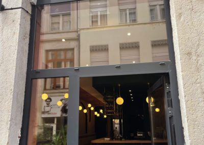 Babine, situé dans l'un des quartiers les plus animés de Lyon, est un bistro français moderne aux influences art déco 13