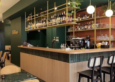 Babine, situé dans l'un des quartiers les plus animés de Lyon, est un bistro français moderne aux influences art déco 16