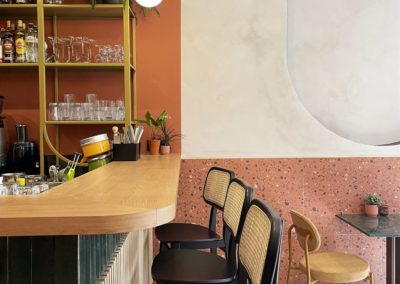 Babine, situé dans l'un des quartiers les plus animés de Lyon, est un bistro français moderne aux influences art déco 19