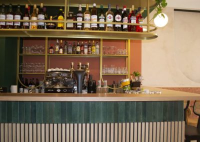 Babine, situé dans l'un des quartiers les plus animés de Lyon, est un bistro français moderne aux influences art déco 8