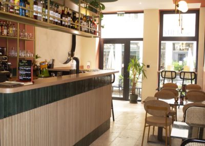 Babine, situé dans l'un des quartiers les plus animés de Lyon, est un bistro français moderne aux influences art déco 9
