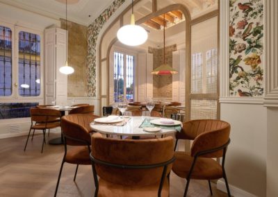 Ce restaurant est situé dans une maison sévillane dans le plus pur style de l'architecture andalouse, son intérieur est une explosion de détails. 2